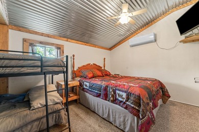 Quintessential Lake House on a quiet cove, walk down-lot and a - photo 23