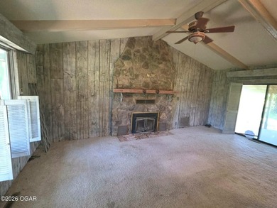 Rustic lodge-style living meets country convenience in this - photo 24