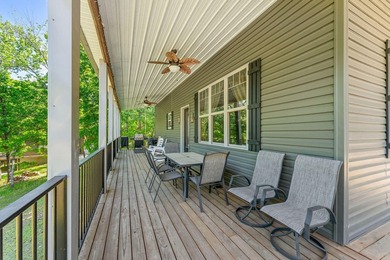 Quintessential Lake House on a quiet cove, walk down-lot and a - photo 29