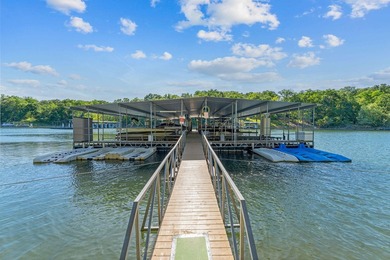 Quintessential Lake House on a quiet cove, walk down-lot and a - photo 33