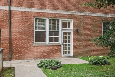 RARE OPPORTUNITY: Welcome home to this beautifully designed - photo 2