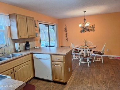 Florida living at its best! Cheerful colors and large rooms - photo 8