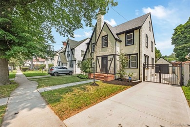 Move right in to this renovated Tudor style home w/ 4 bedroom, 2 - photo 2