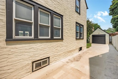 Move right in to this renovated Tudor style home w/ 4 bedroom, 2 - photo 3
