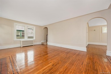Move right in to this renovated Tudor style home w/ 4 bedroom, 2 - photo 4