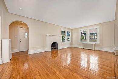 Move right in to this renovated Tudor style home w/ 4 bedroom, 2 - photo 5