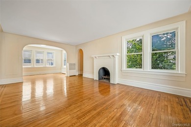 Move right in to this renovated Tudor style home w/ 4 bedroom, 2 - photo 6