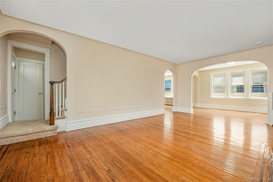 Move right in to this renovated Tudor style home w/ 4 bedroom, 2 - photo 7