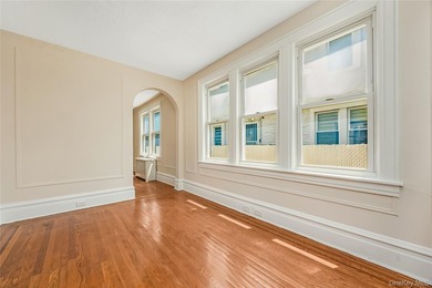 Move right in to this renovated Tudor style home w/ 4 bedroom, 2 - photo 8
