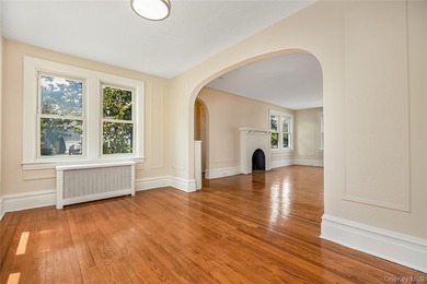 Move right in to this renovated Tudor style home w/ 4 bedroom, 2 - photo 10