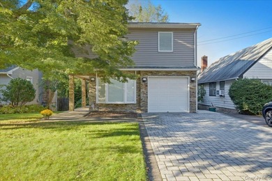 (private lake, pond, coastal) Home Sale Pending in Port Washington New York