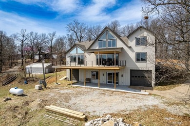 Lakefront home with two-slip dock. 5 bedrooms/4 baths completely - photo 5