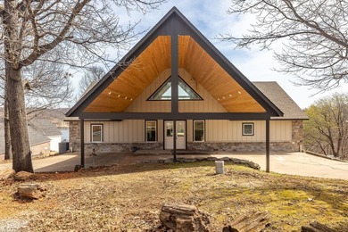 Lakefront home with two-slip dock. 5 bedrooms/4 baths completely - photo 9