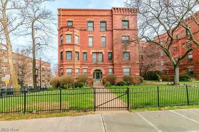 Welcome home to this beautifully updated 2 bedroom, 2 bathroom - photo 2