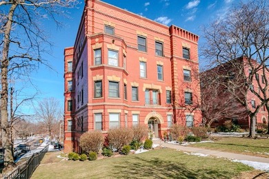Welcome home to this beautifully updated 2 bedroom, 2 bathroom - photo 3