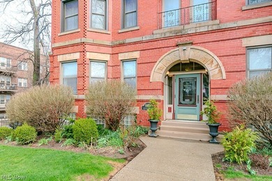 Welcome home to this beautifully updated 2 bedroom, 2 bathroom - photo 4