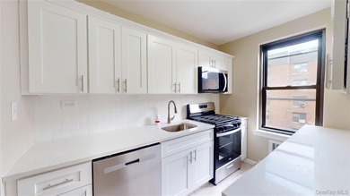 A spacious and thoughtfully updated co-op located in the heart - photo 2