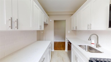 A spacious and thoughtfully updated co-op located in the heart - photo 3