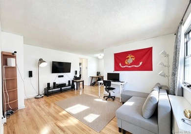 Bright corner garden-style 1-bedroom, 1-bath co-op on the 1st - photo 1