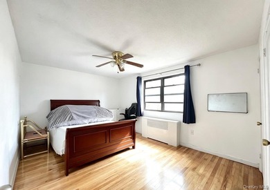 Bright corner garden-style 1-bedroom, 1-bath co-op on the 1st - photo 4