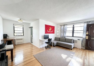 Bright corner garden-style 1-bedroom, 1-bath co-op on the 1st - photo 5