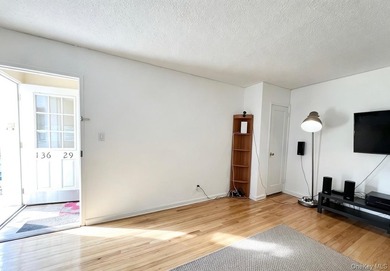 Bright corner garden-style 1-bedroom, 1-bath co-op on the 1st - photo 7