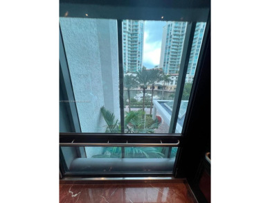 Beautiful condo in the heart of Sunny Isles located in the