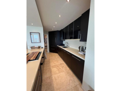 Beautiful condo in the heart of Sunny Isles located in the