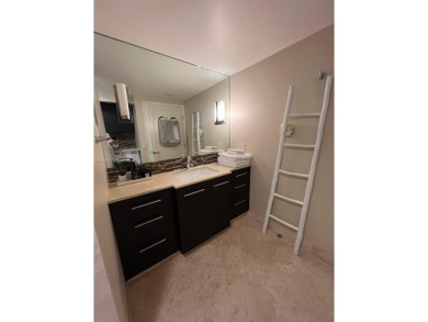 Beautiful condo in the heart of Sunny Isles located in the