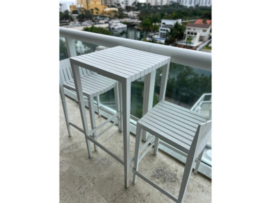 Beautiful condo in the heart of Sunny Isles located in the