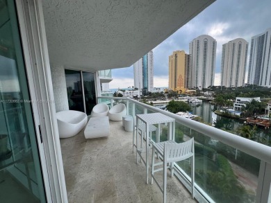 Beautiful condo in the heart of Sunny Isles located in the
