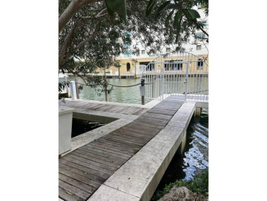 Beautiful condo in the heart of Sunny Isles located in the