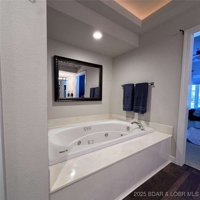 This beutiful turnkey lakeside condo comes with numerous updates - photo 11