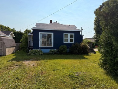 Handyman Special! This 3 bedroom, in town home is ready for its - photo 2