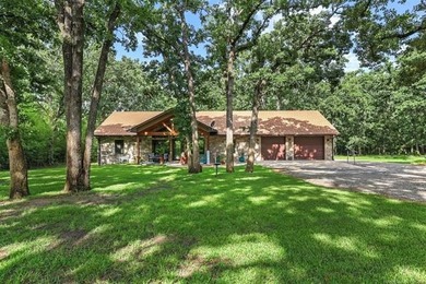 This custom-built 2022 home in Sandpoint on Lake Texoma offers - photo 2