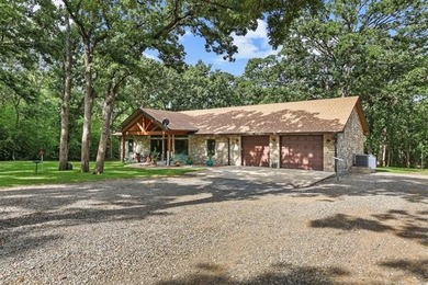 This custom-built 2022 home in Sandpoint on Lake Texoma offers - photo 3