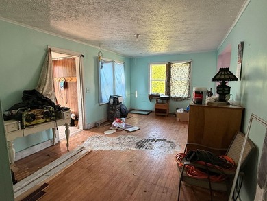 Handyman Special! This 3 bedroom, in town home is ready for its - photo 6