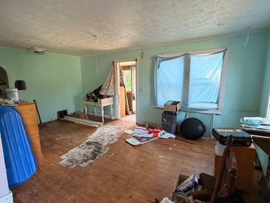 Handyman Special! This 3 bedroom, in town home is ready for its - photo 7