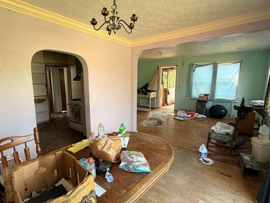 Handyman Special! This 3 bedroom, in town home is ready for its - photo 10
