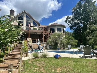 If you're dreaming of lake living then this one is for you! On