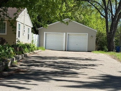 Great Home with spacious addition 4 bedroom, 3 bathrooms along - photo 2