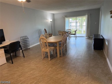 Beautiful on the top floor, located in Country Club Manor within - photo 3