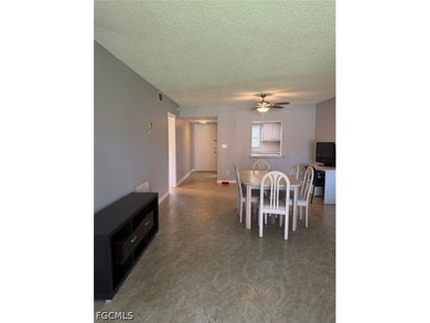 Beautiful on the top floor, located in Country Club Manor within - photo 4