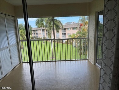 Beautiful on the top floor, located in Country Club Manor within - photo 6
