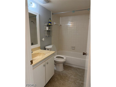 Beautiful on the top floor, located in Country Club Manor within - photo 7