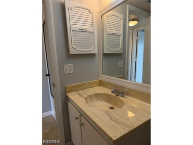 Beautiful on the top floor, located in Country Club Manor within - photo 8
