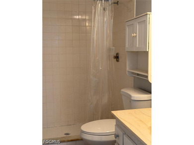 Beautiful on the top floor, located in Country Club Manor within - photo 9