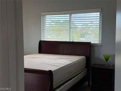 Beautiful on the top floor, located in Country Club Manor within - photo 10