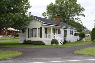Welcome to this move-in ready home that clearly shows the care - photo 1
