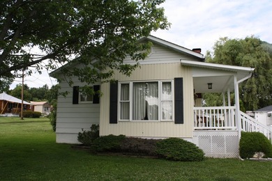 Welcome to this move-in ready home that clearly shows the care - photo 2